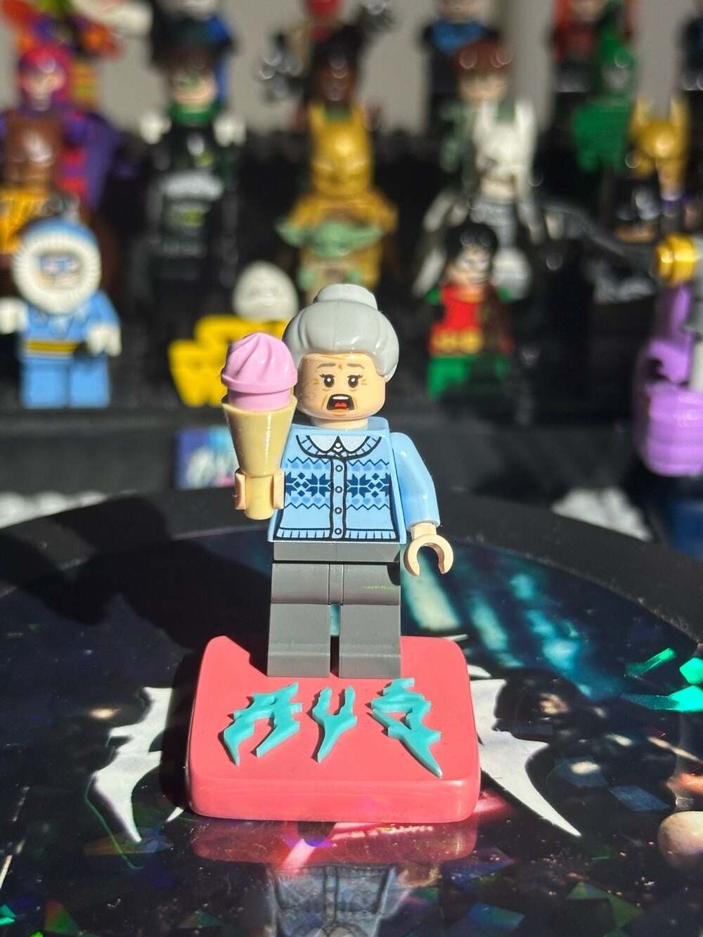 LEGO Aunt May Minifigure with Ice Cream Cone (SH544 from Set 76115)